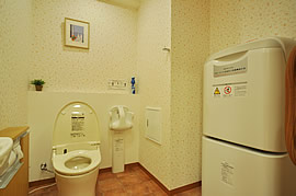 ベビーベッド併設のトイレ